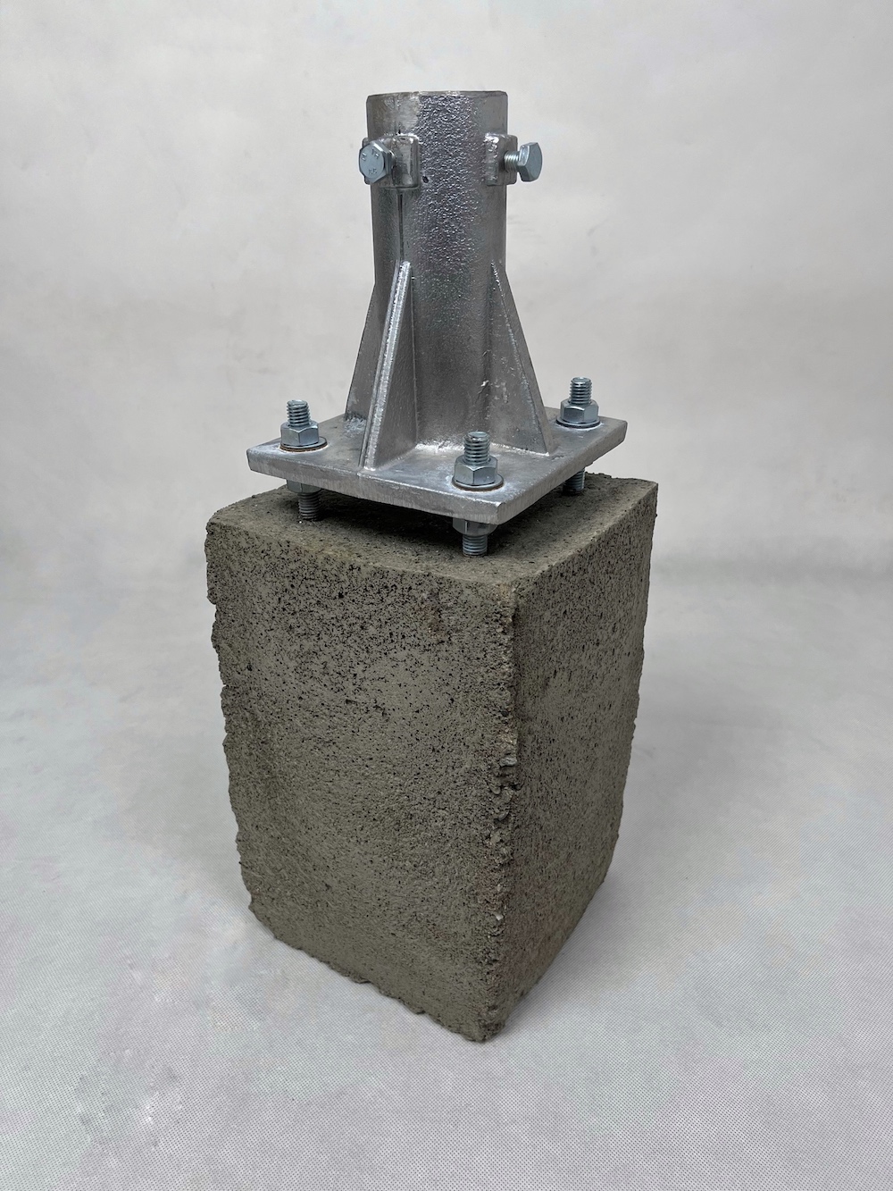 Kovová montážna pätka pre stĺpiky + betónová pätka 