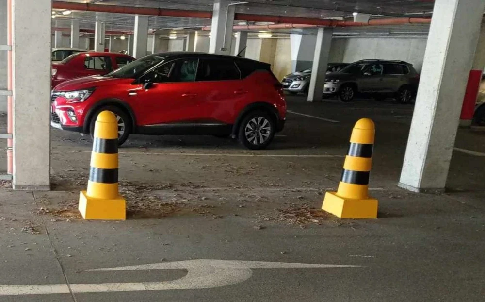Betónový zábranový kužeľ žltočierny
