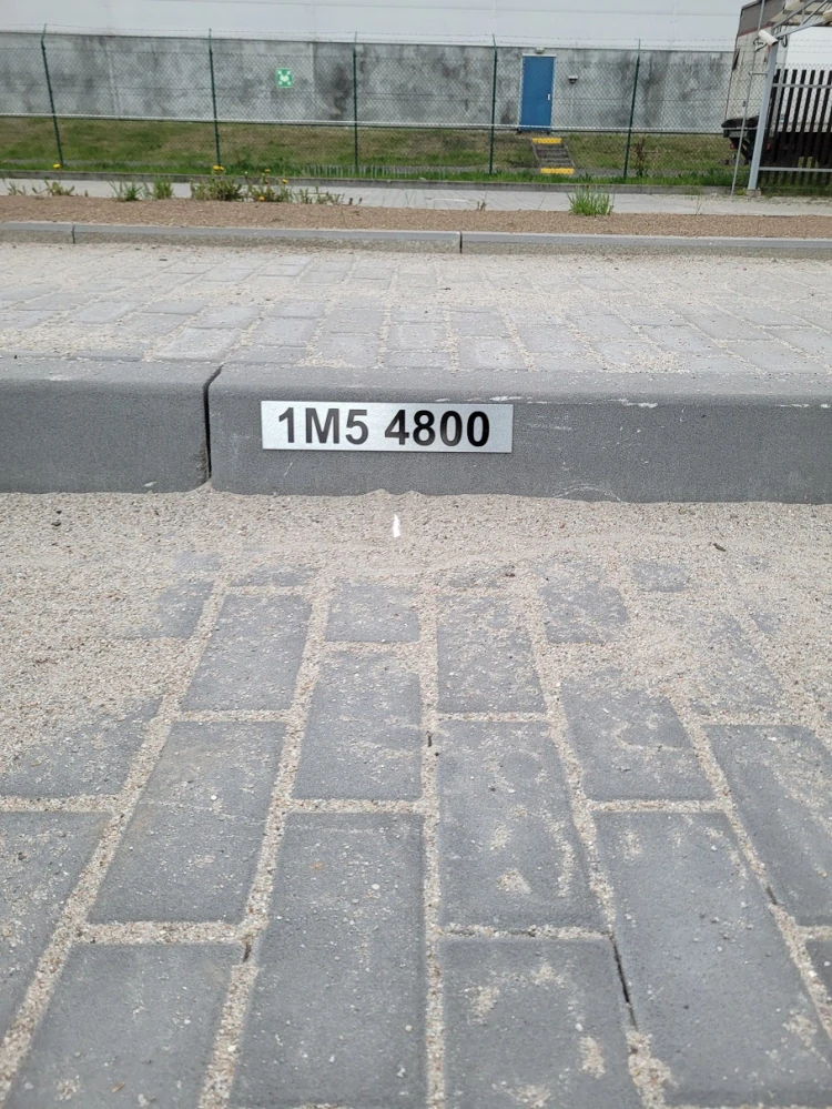Ceduľka na obrubník r. 290 x 55 mm